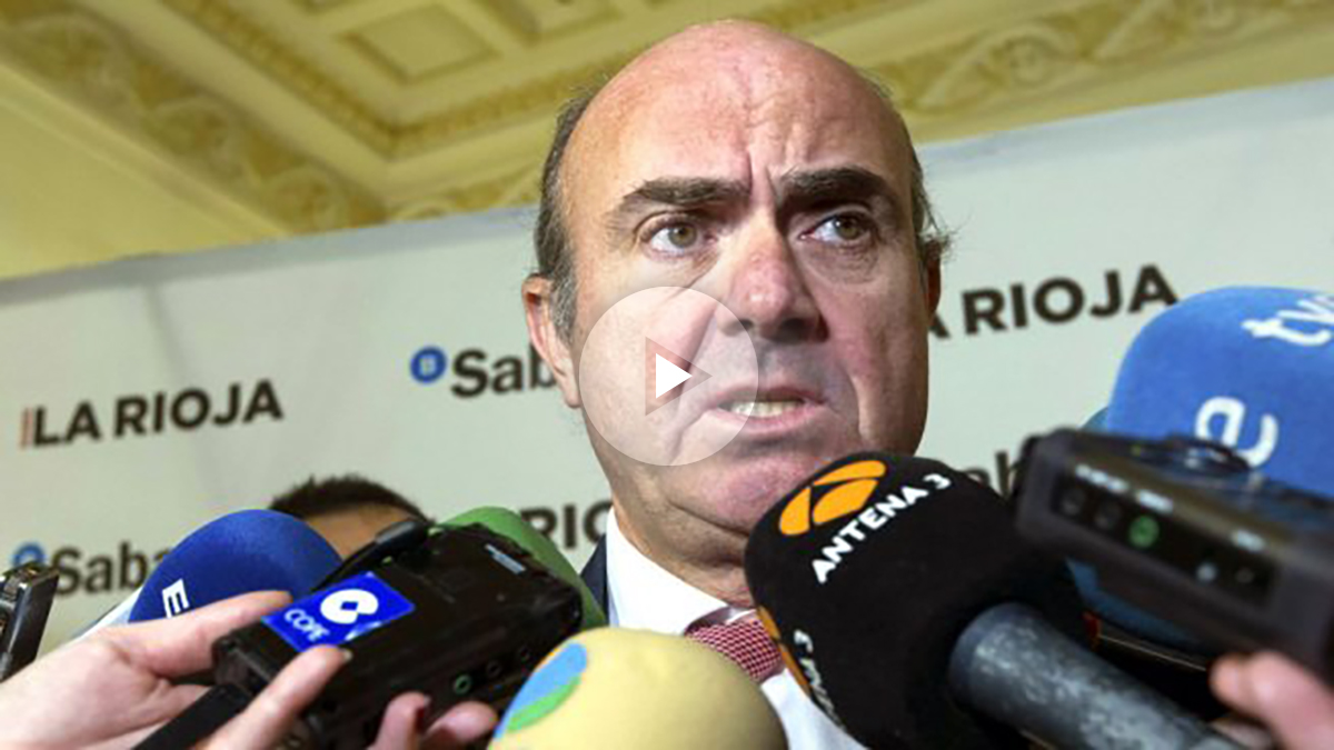 Luis de Guindos atendiendo a los medios a la salida de un acto. (FOTO:EFE)