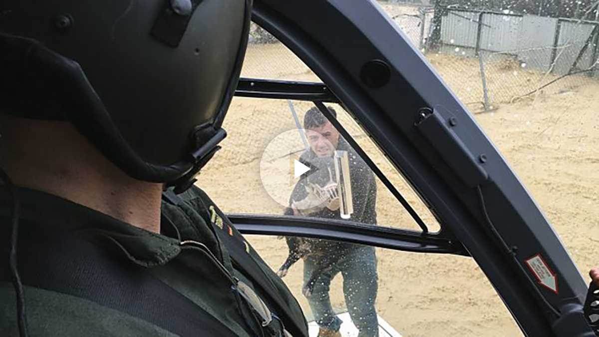 Un hombre y su perro son rescatados en la provincia de Málaga. (Foto: EFE)