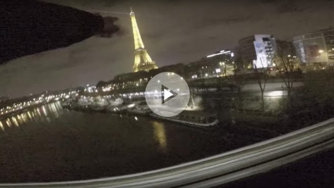 La vista privilegiada de la torre Eiffel…haciendo ‘parkour’ encima del metro de París
