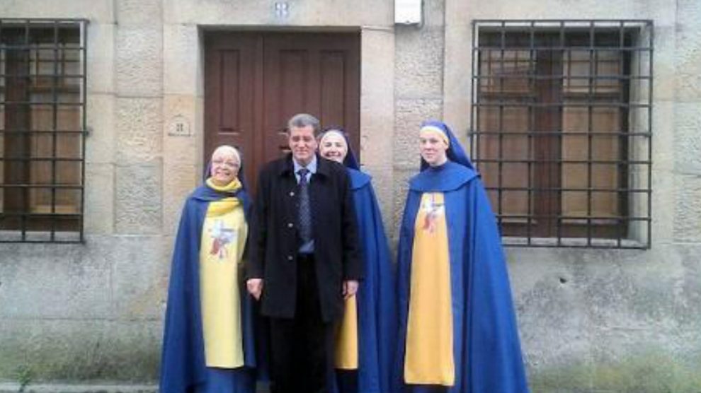 Miguel Rosendo con algunas de las pseudomonjas de la Orden y Mandato de San Miguel Arcángel, mas conocida como los ‘miguelianos’. Foto: Agencias