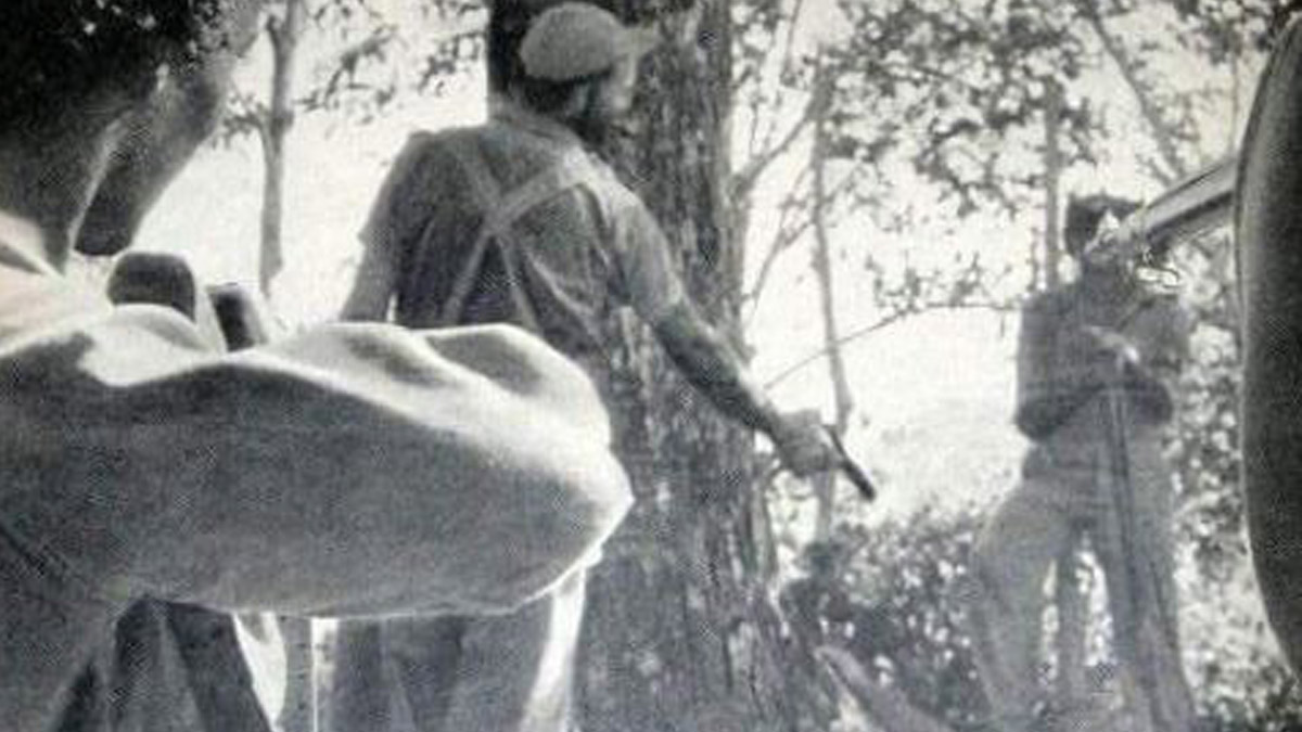 Fidel Castro apuntando a un hombre con una pistola.