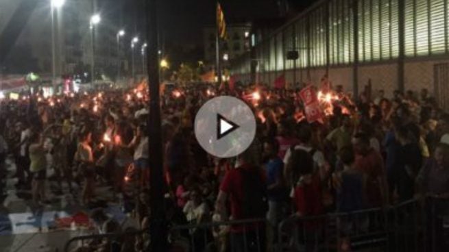 El juez Andreu cita como investigados a cinco personas por quemar fotos del Rey en la Diada