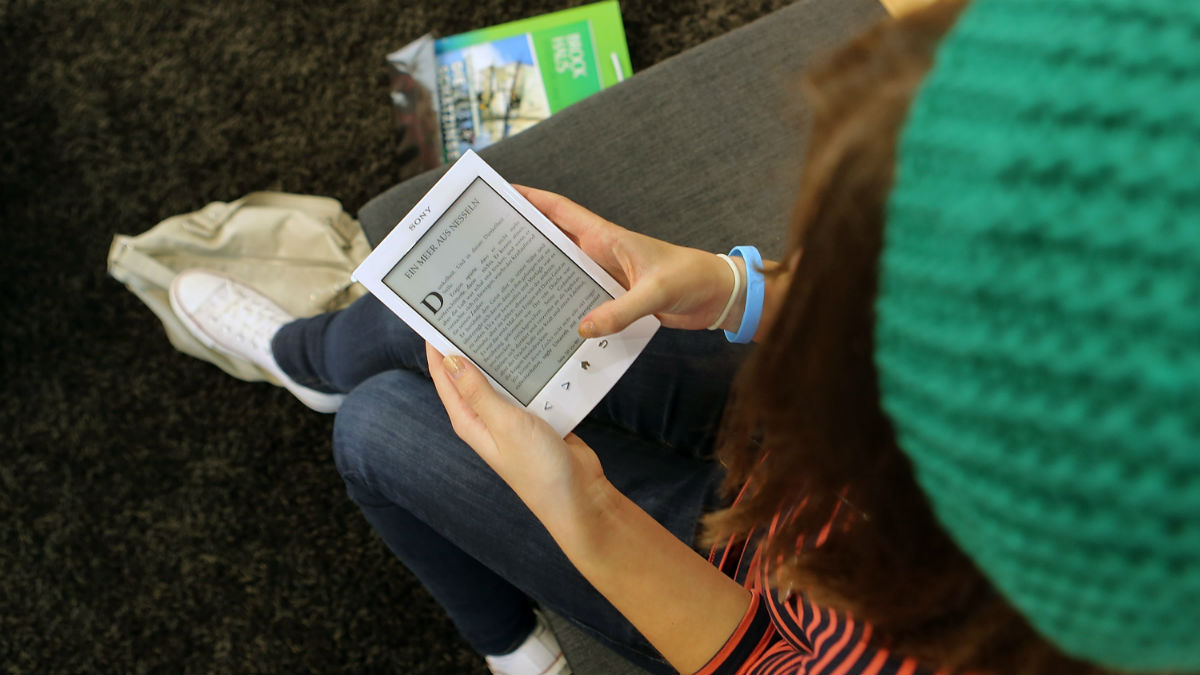 Una joven lee en su ebook (Foto: GETTY).