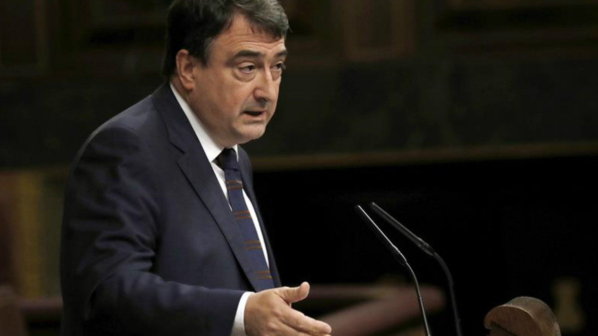 El portavoz del PNV en el Congreso, Aitor Esteban, durante una intervención en el Congreso de los Diputados (Foto: Efe).