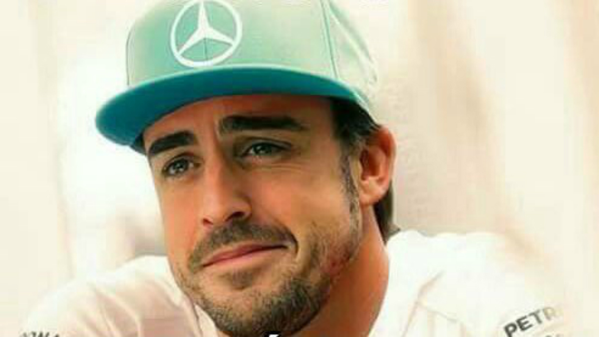Fernando Alonso, en un montaje vestido de Mercedes.