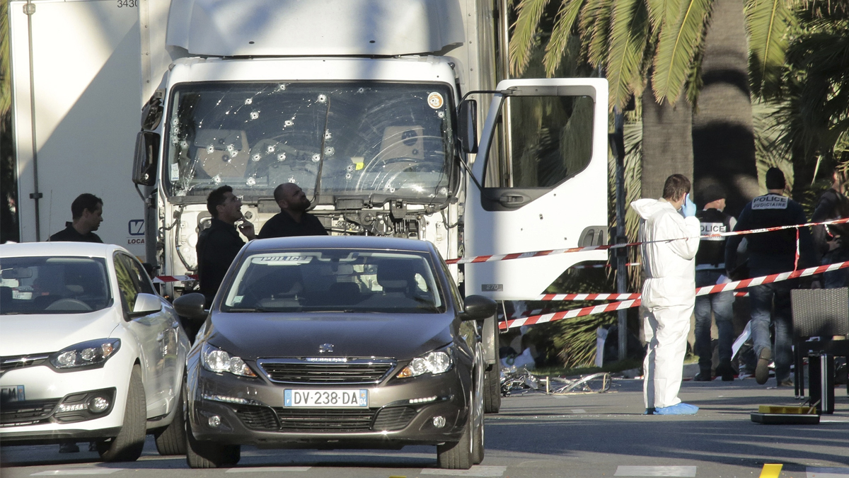 14 de julio. Un camión arrolla a centenares de personas en el Paseo de los Ingleses de Niza. Fallecen 85 personas. (Foto: Getty)