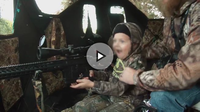 Esta es la cara de alegría de una niña de siete años al matar a un ciervo con un fusil de asalto