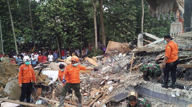 Un terremoto deja 97 muertos en la región de Indonesia que ...