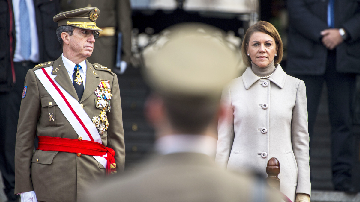 El jefe de Estado Mayor del Ejército de Tierra, general Jaime Domínguez-Buj, y la ministra de Defensa, María Dolores de Cospedal. (Foto: EFE)