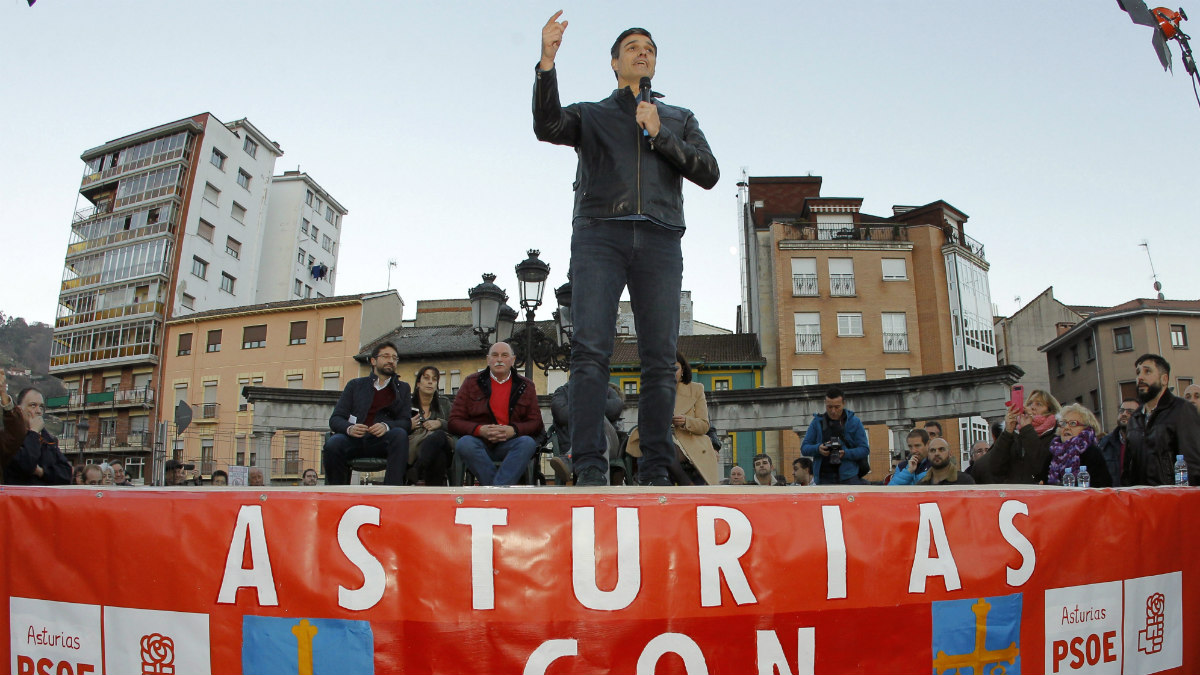 Pedro Sánchez, durante su pequeño mitin en El Entrego, Asturias. (EFE)