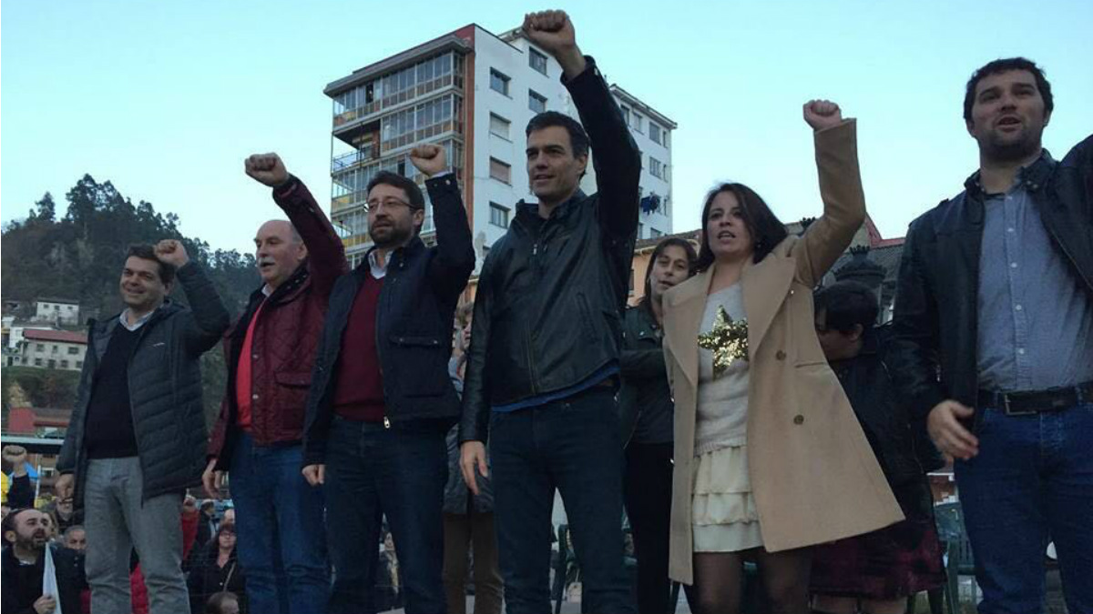 Sánchez, con la diputada asturiana Adriana Lastra y otros militantes del PSOE. (Xana Sánchez)