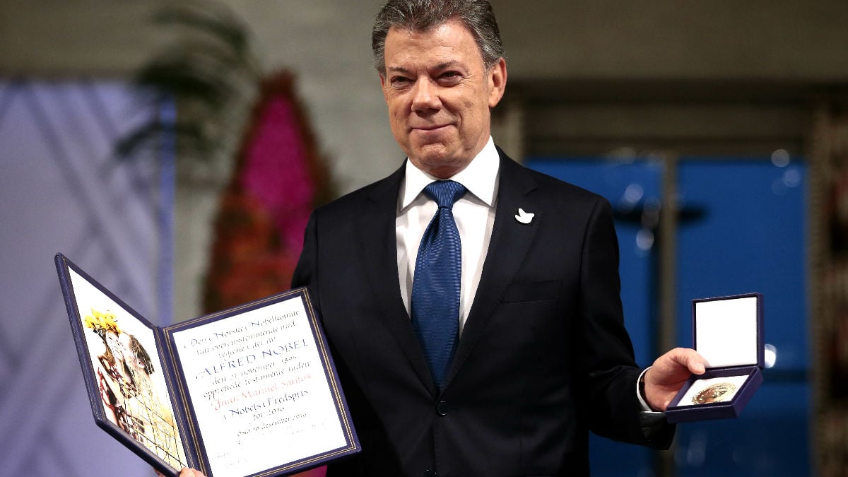 Santos tras recibir el premio Nobel (Foto: AFP).