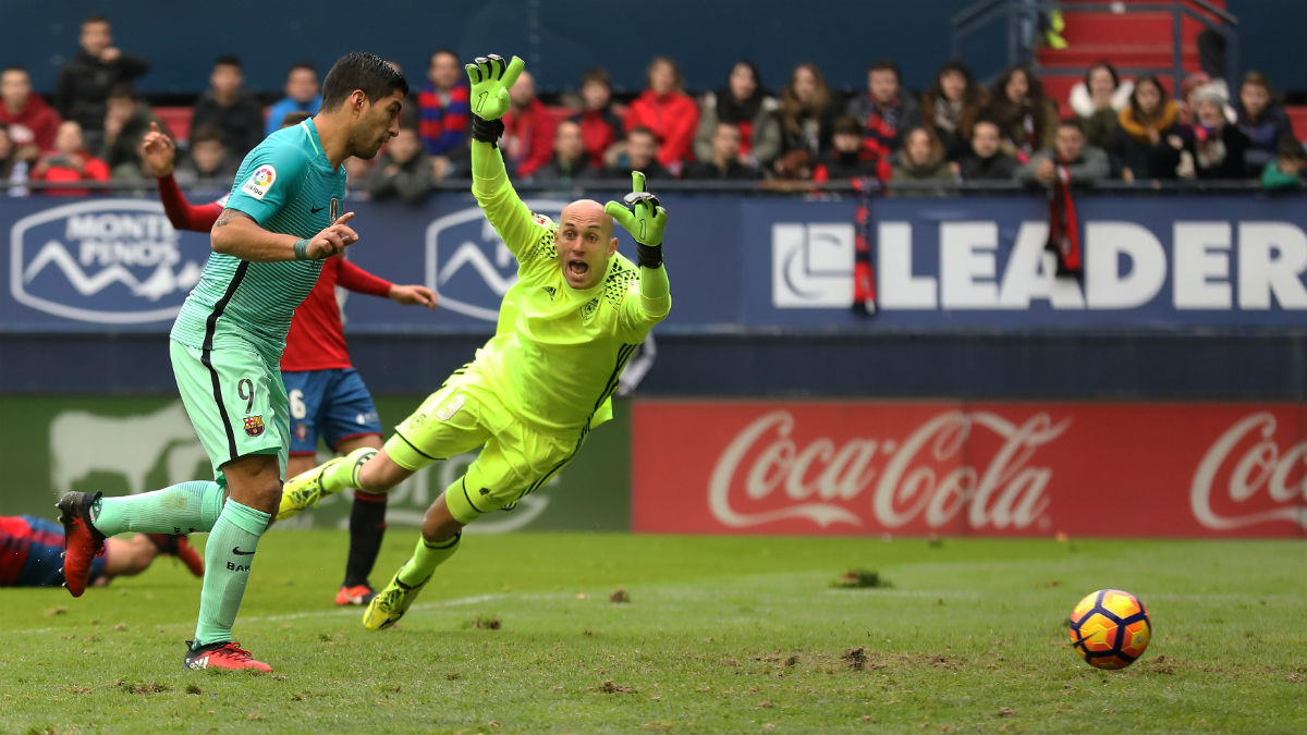 Luis Suárez anota a placer el primer gol del Barcelona. (AFP)