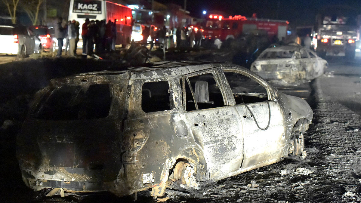 Imagen de los vehículos afectados por la explosión (Foto: AFP).