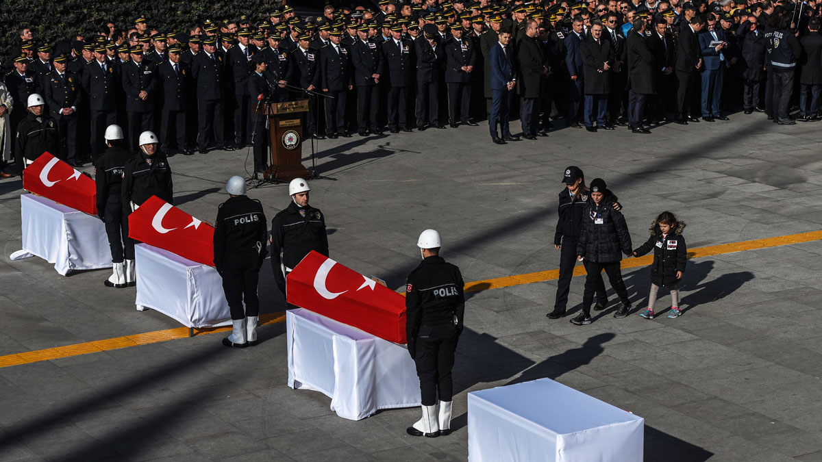 Homenaje a los fallecidos en el doble atentado de Estambul (Foto: AFP)