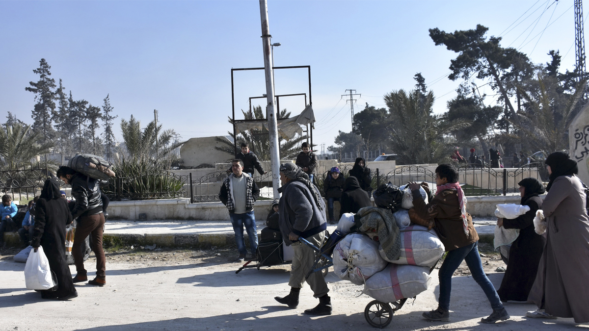 Civiles abandonan Alepo. (Foto: AFP)