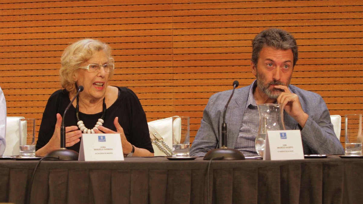 Manuela Carmena en el Ayuntamiento junto a Mauricio Valiente (Izquierda Unida), tercer teniente alcalde. (Foto: Madrid)