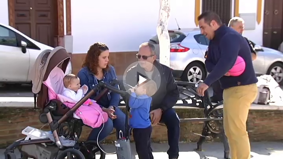 Los padres de la pequeña Alexandra luchan por sacar adelante a su hija de ocho meses conectada a un respirador