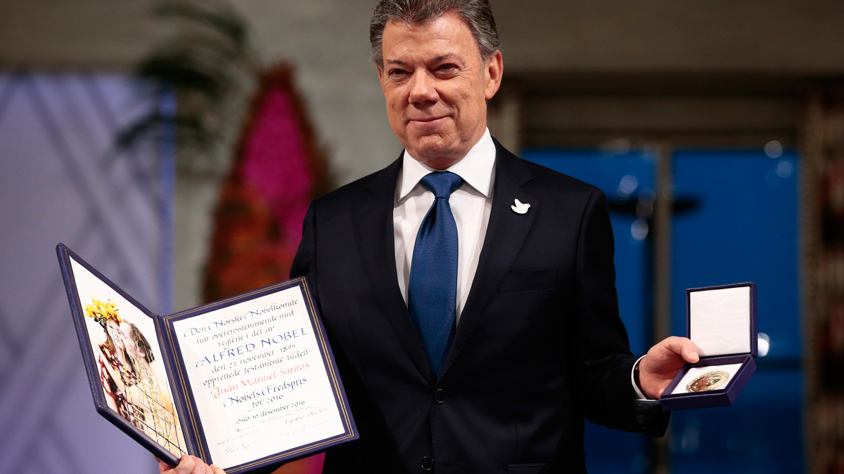 10 de diciembre de 2016. Juan Manuel Santos recibe el Premio Nobel de la Paz por un controvertido ‘proceso de paz’ en Colombia rechazado por los ciudadanos en referéndum. (Foto: AFP)