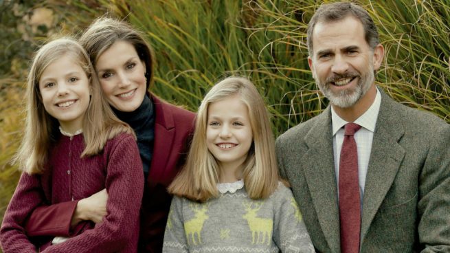La Familia Real española felicita la navidad con una foto de los reyes junto a las infantas