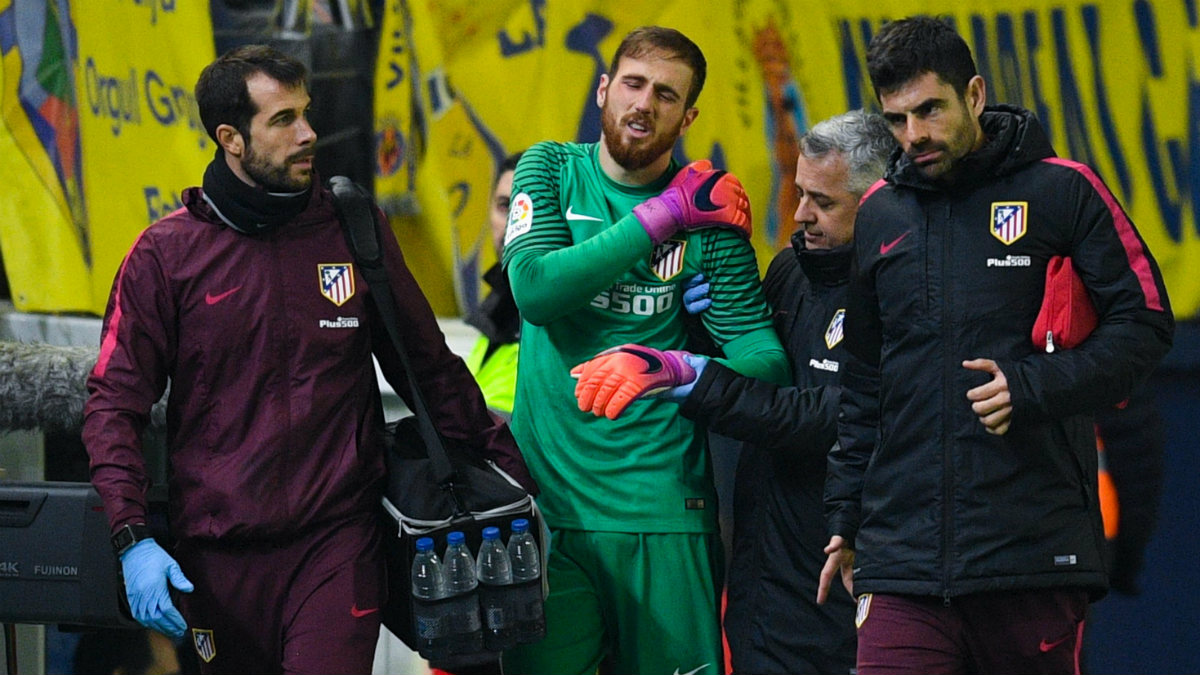 Jan Oblak se retiró lesionado del hombro en El Madrigal. (Getty)