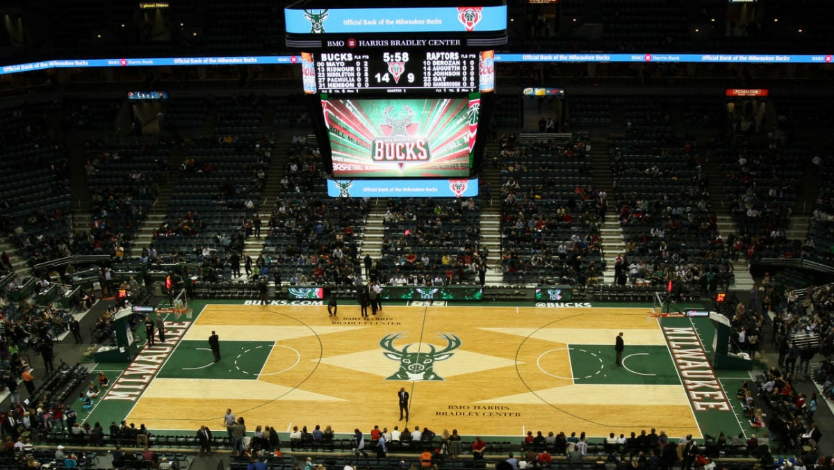 La cancha de los Milwaukee Bucks, con un ciervo de protagonista.