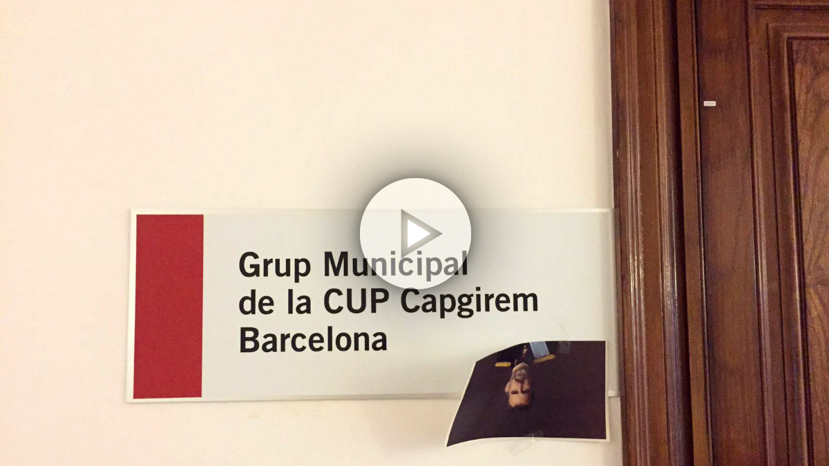 La foto del Rey guillotinado, colgada en la entrada del despacho de la CUP en el Ayuntamiento de Barcelona.
