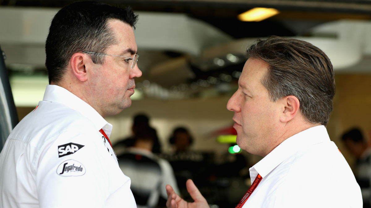 Zak Brown conversa con Eric Boullier durante el pasado Gran Premio de Abu Dhabi. (Getty)
