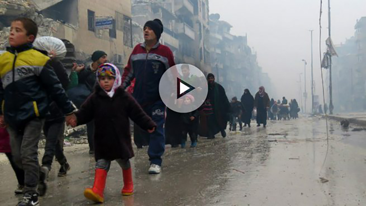 Una fila de residentes de Alepo abandonan la ciudad recién conquistada a los rebeldes. Foto: AFP