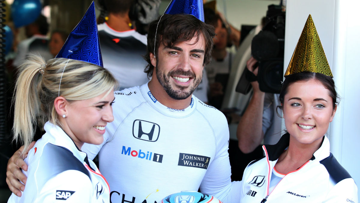 McLaren busca agasajar a Fernando Alonso de cualquier forma para que renueve su contrato. (Getty)
