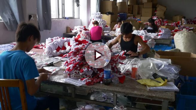 El 60% de los adornos de Navidad que se venden en el mundo entero se fabrican en Yiwu (China)
