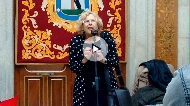 Carmena dedica su ‘monólogo cómico’ navideño a un vecino que la criticó por la calle