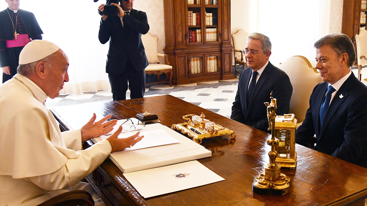 Francisco reunido con Juan Manuel Santos y Álvaro Uribe. (Foto: AFP)