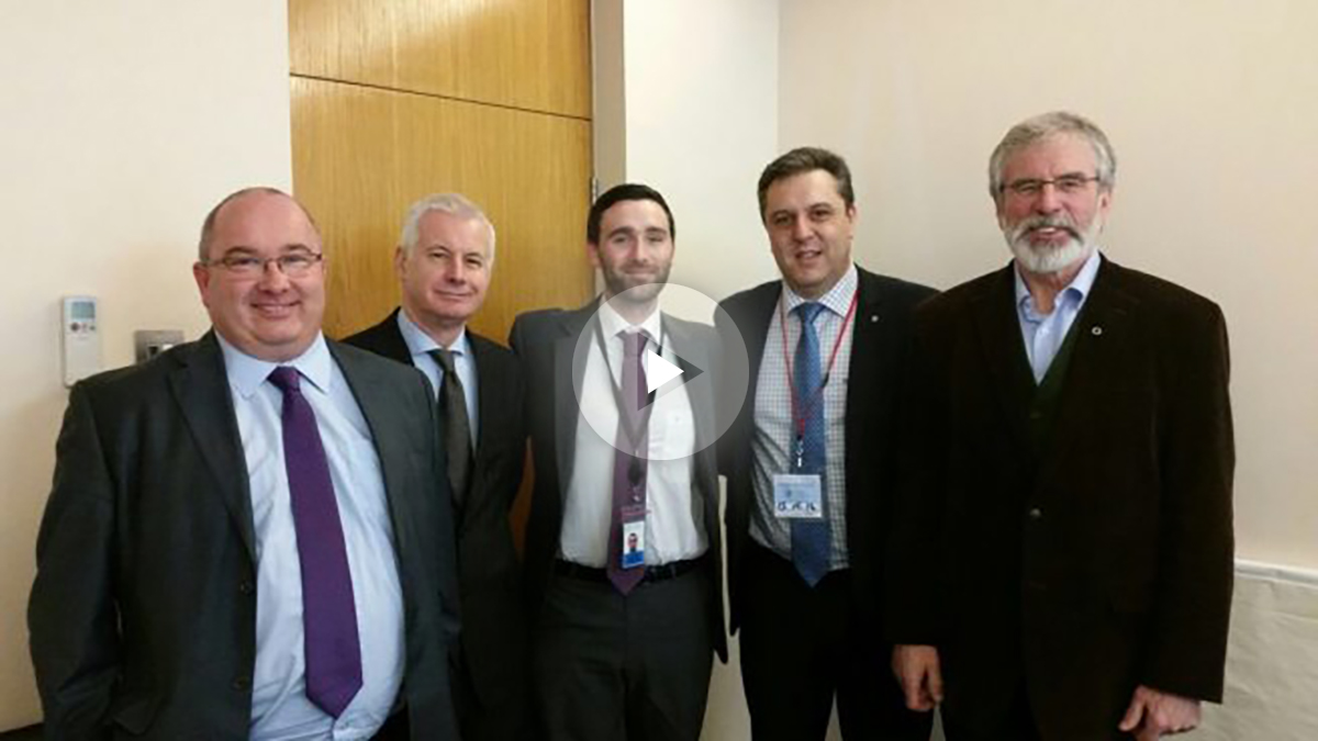 El delegado del Gobierno catalán en Reino Unido e Irlanda, Sergi Marzén (segundo por la derecha) con Gerry Adams (d) y representantes del Sinn Fein (Foto: Twitter)