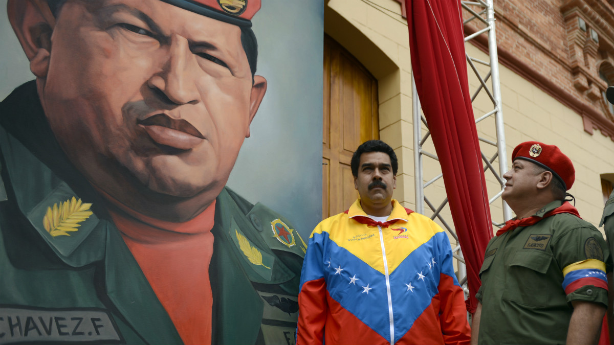 Nicolás Maduro y Diosdado Cabello junto a un mural de Hugo Chávez (Foto: AFP).