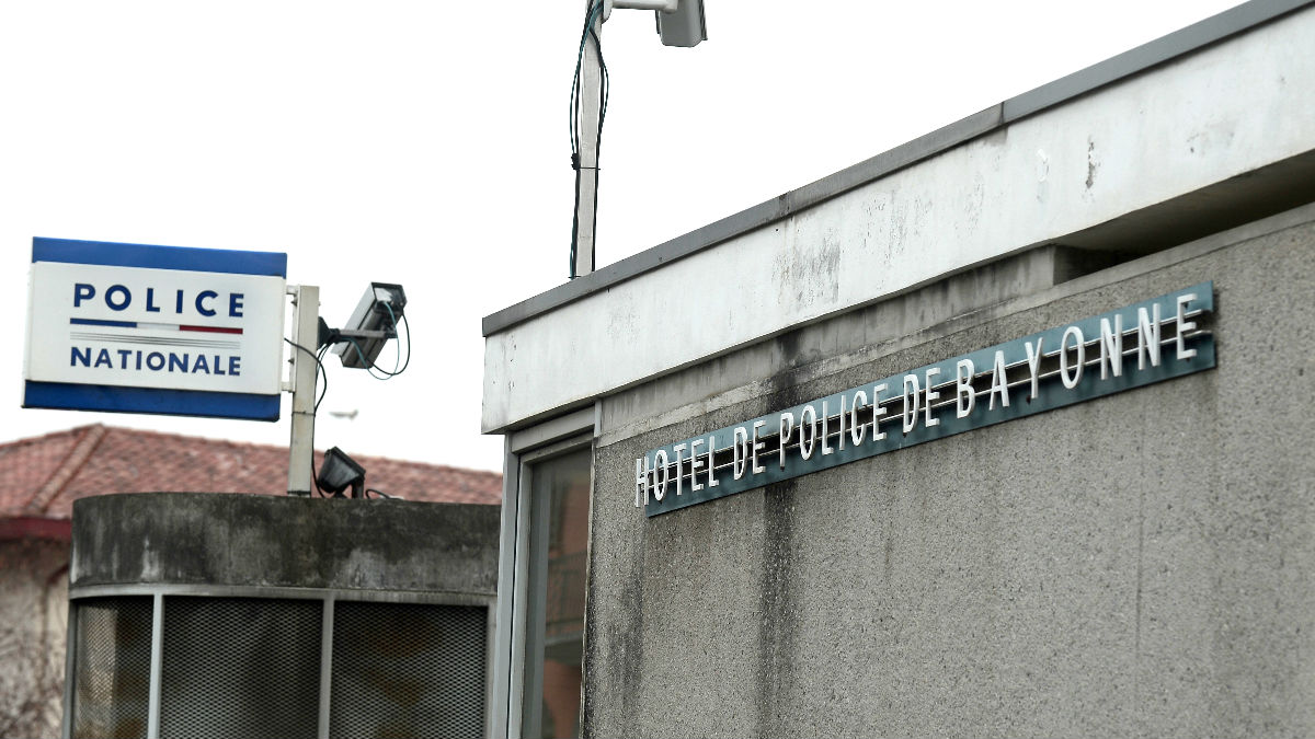 Comisaría de Bayona en la que están los detenidos (Foto: AFP).