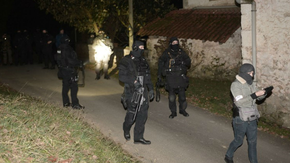 La Policía francesa en el domicilio de Louhossoa donde se han producido las detenciones. Foto: AFP