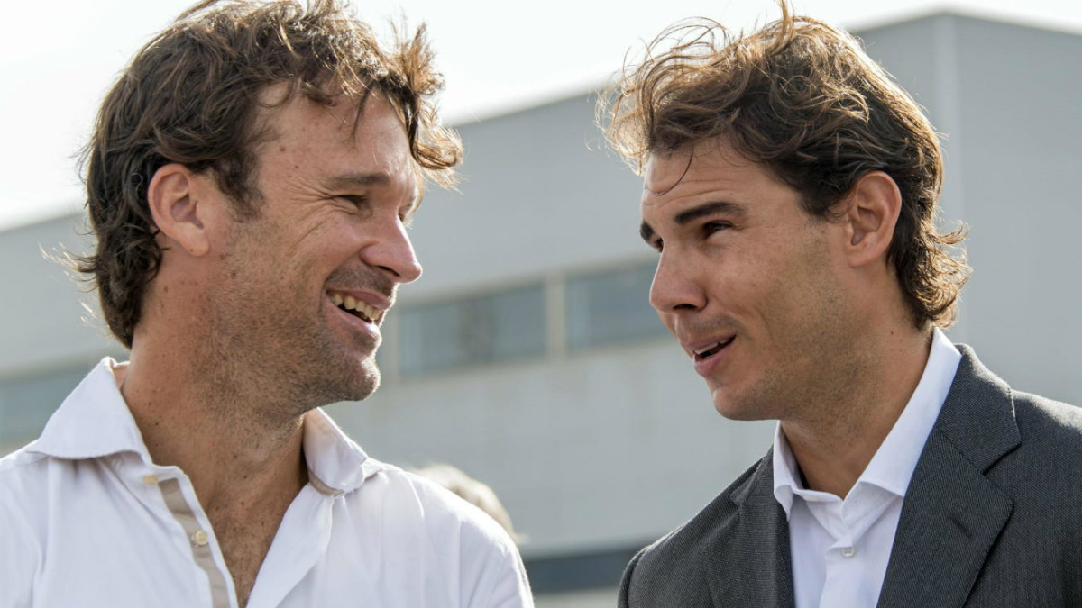 Carlos Moyá y Rafa Nadal conversan en un acto promocional.