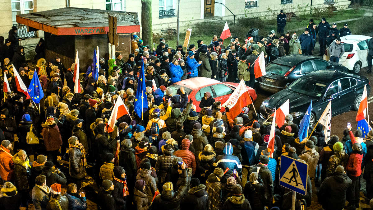 Los manifestantes ante la sede del Parlamento de Varsovia (Foto: AFP).