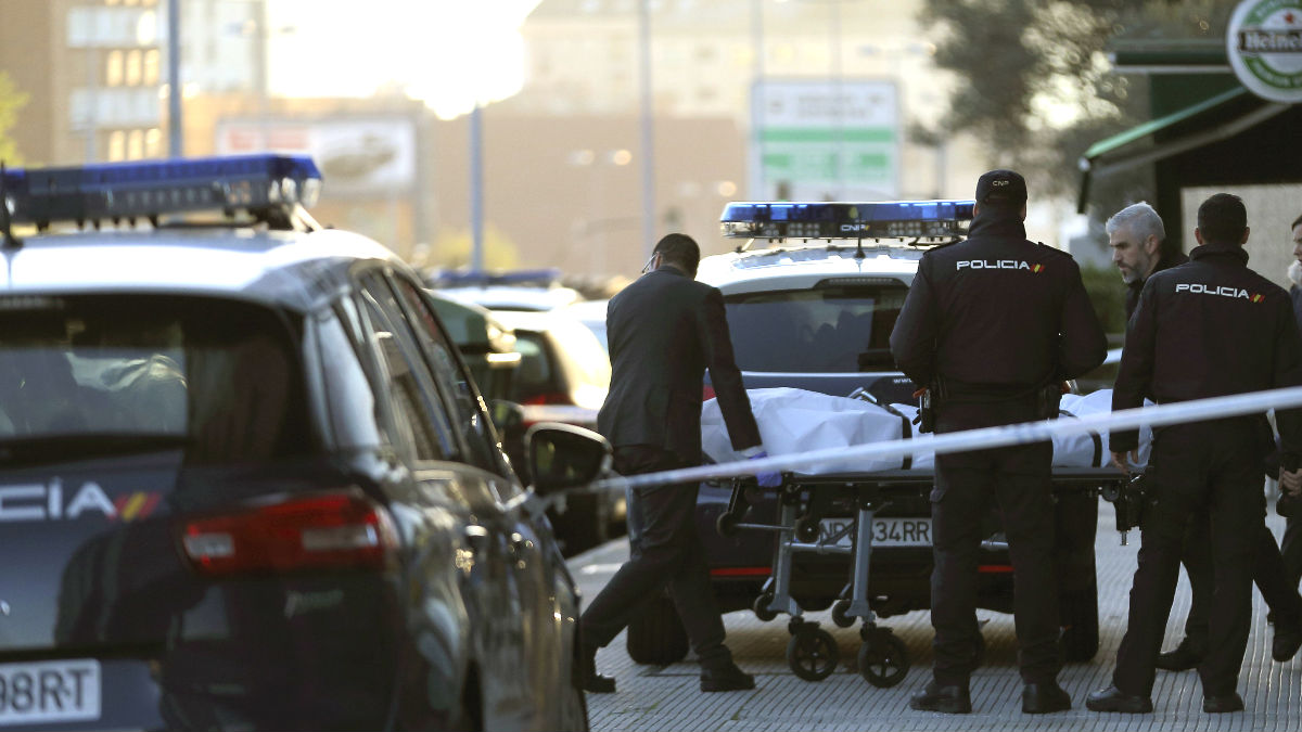 Momento en el que trasladan el cadáver de la mujer asesinada en Vigo (Foto: Efe).