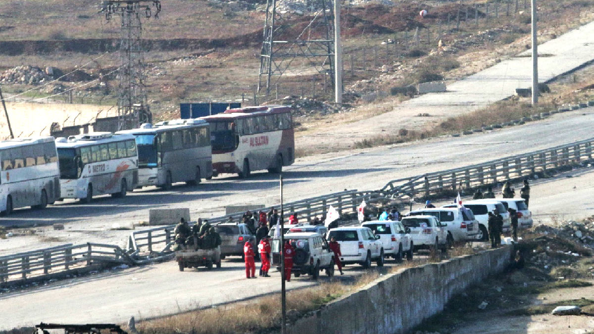 Autobuses camino de Alepo (Foto: AFP).