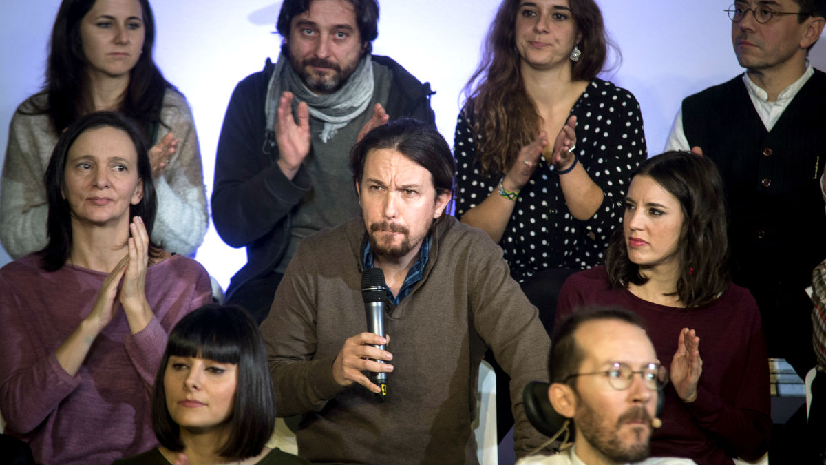 Iglesias y otros dirigentes de Podemos en el acto de este domingo (Foto: Efe).