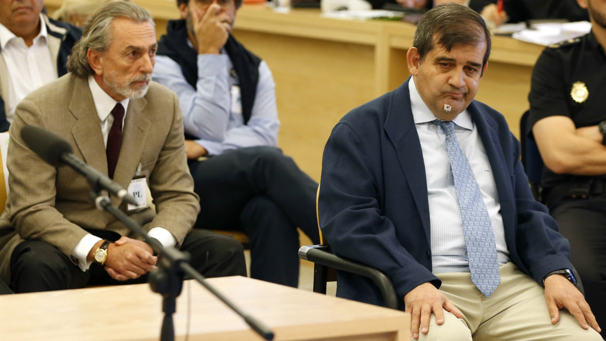 Luis de Miguel (dcha.), arquitecto financiero de la Gürtel, junto a Francisco Correa, en el juicio. (AFP)