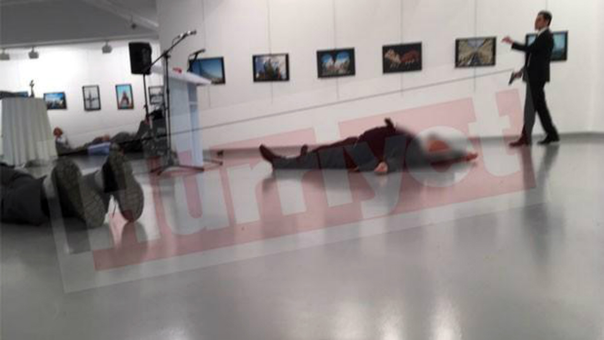 El embajador ruso en Turquía ha sido herido en un atentado cuando acudía a una exposición. (Hurryet)