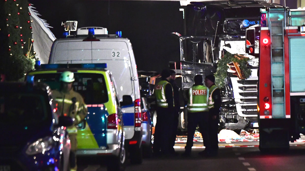 Policías en el lugar del atentado (Foto: AFP).