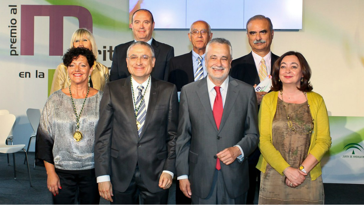 María Eugenia Sánchez (izqda.) posando con Griñán y otros premiados con la Medalla de Oro al Mérido en educación de Andalucía.