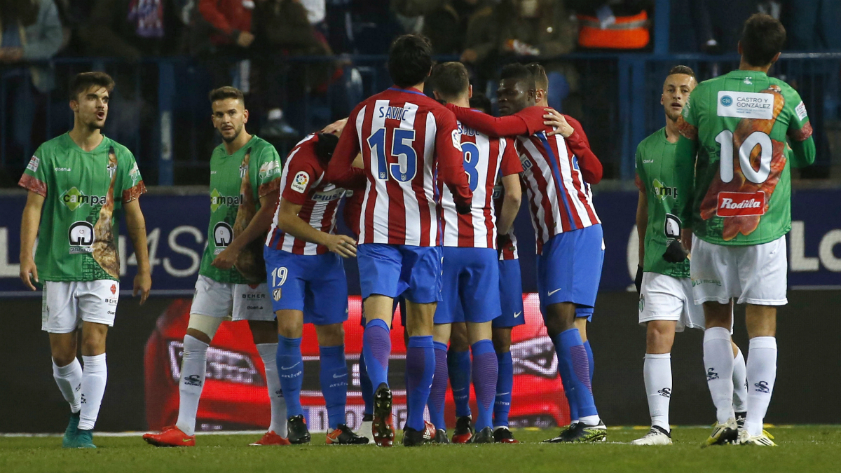 Los futbolistas del Atlético celebran uno de los goles al Guijuelo. (EFE)
