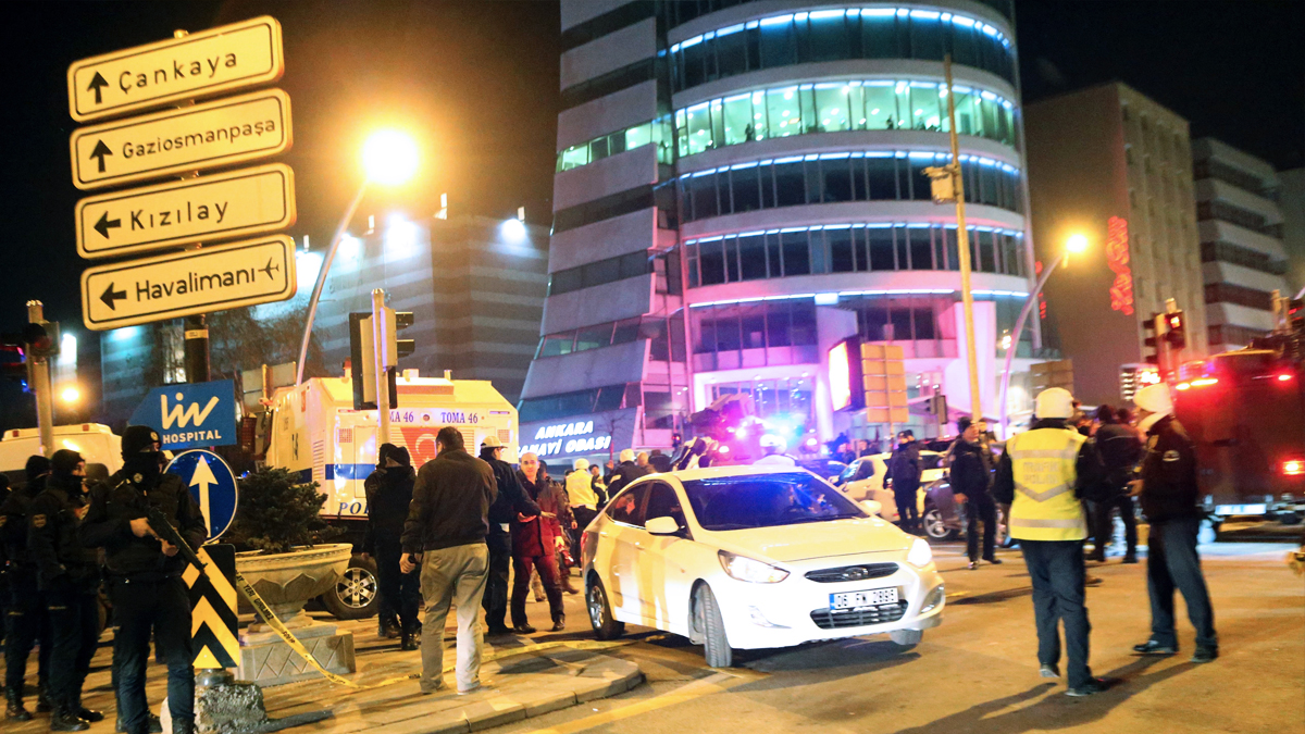 Inmediaciones del lugar donde fue asesinado en embajador ruso en Ankara. (Foto: AFP)