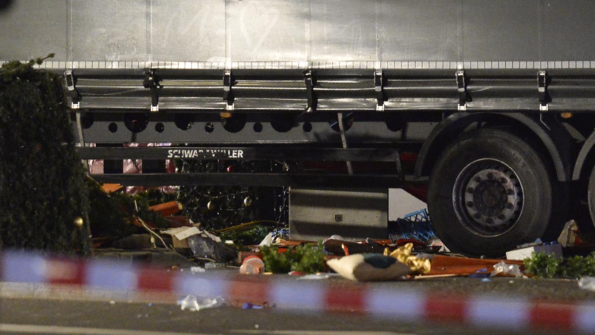 El camión junto a restos del mercado navideño que arrolló este lunes en Berlín. (Foto: AFP)