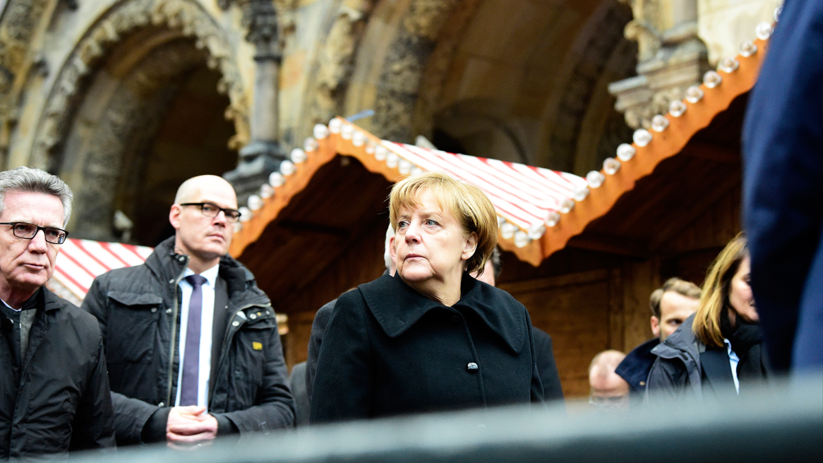 Angela Merkel visita el lugar del atentado. (Foto: AFP)